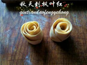 然后从中间切开成两个花苞，喜欢开放形状的可以将每片打开些。