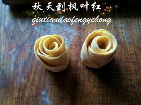 然后从中间切开成两个花苞，喜欢开放形状的可以将每片打开些。