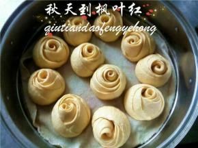 当发酵至二倍大后，大火上汽转中火蒸制30分钟，关火后虚蒸5分钟。