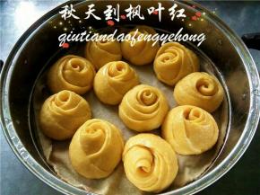 打开锅盖，黄灿灿的玫瑰馒头出锅啦。