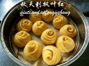 打开锅盖，黄灿灿的玫瑰馒头出锅啦。