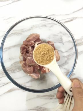 3. 把粉加到肉里，我没用水去调粉，直接加到肉里