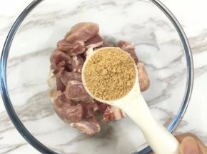 3. 把粉加到肉里，我没用水去调粉，直接加到肉里