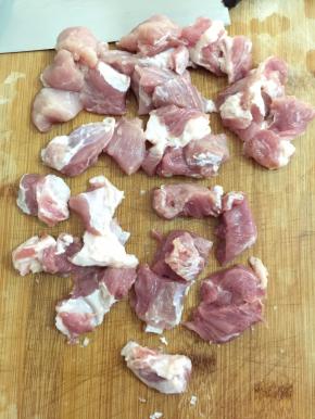 1. 把肉切成丁