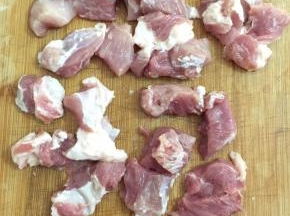 1. 把肉切成丁