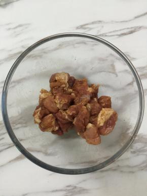 4. 再加少许生抽，不喜欢的可不加，抓均匀，腌制20分钟，隔5分钟再把其抓一抓使其快入味