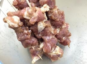 6. 把肉穿串好