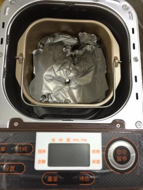8. 面包机桶用锡纸垫好，这样烤好之后面包机会很容易清洗