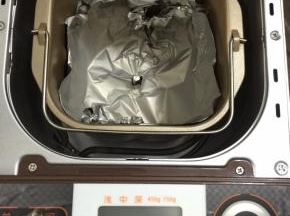 8. 面包机桶用锡纸垫好，这样烤好之后面包机会很容易清洗