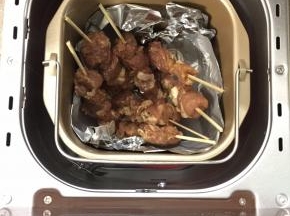 9. 把肉串码好