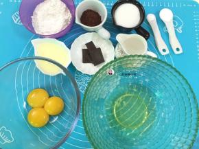 1. 所有材料，分开蛋黄和蛋白，盛放在两个搅拌盆中，（把蛋白放入冰箱冷藏10分钟）