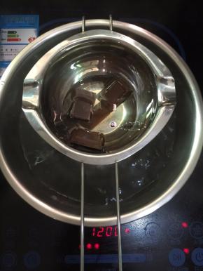 2. 巧克力掰成小块状，与玉米油混在一起