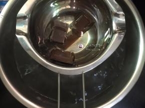 2. 巧克力掰成小块状，与玉米油混在一起