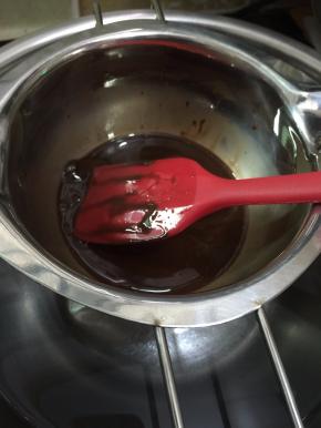 3. 隔水溶化（浸入热水中），这是溶好的状，（如果天气冷的话巧克力继续浸在热水中，）要不巧克力全变硬
