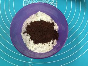 6. 把低筋面粉和可可粉先混合好