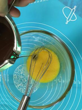 5. 依次加入溶化的巧克力和牛奶，每当加入一种原料后都要混合搅拌均匀