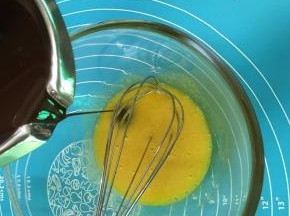 5. 依次加入溶化的巧克力和牛奶，每当加入一种原料后都要混合搅拌均匀