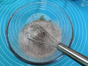 7. 把混合好的低筋面粉，和可可粉，从距离盆口10厘高的位置筛入到蛋黄糊中，搅拌至看不见干粉