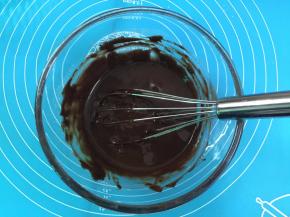 8. 蛋黄混合好，放置一边备用，这时可先预热烤箱上下温度160度10分钟