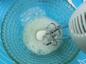 9. 从冰箱中取出蛋白，加几滴白醋或柠檬汁打至鱼泡眼加入第一次的细砂糖