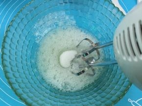 9. 从冰箱中取出蛋白，加几滴白醋或柠檬汁打至鱼泡眼加入第一次的细砂糖