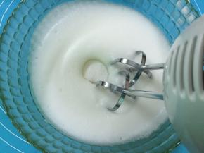 10. 继续打发至能看到有浅浅的纹路，这时加等二次的糖