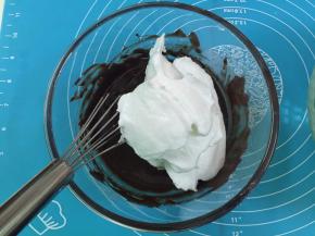 12. 将1/2的蛋白霜倒入蛋黄糊中，用手动打蛋器从盆底由下向上快速翻拌（不习惯用手动打蛋器的朋友请用硅胶刀，要不消泡了，可别找我哦