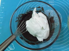 12. 将1/2的蛋白霜倒入蛋黄糊中，用手动打蛋器从盆底由下向上快速翻拌（不习惯用手动打蛋器的朋友请用硅胶刀，要不消泡了，可别找我哦