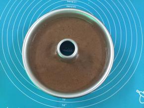 14. 将蛋糕糊倒入模具中，桌面上轻轻震一下，烤箱温度为上下温度160度40分钟，出炉后立刻倒扣，（我的是倒扣在啤酒细口瓶上冷却）