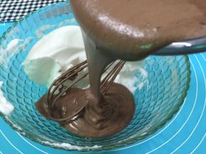 13. 再把先混合好的蛋糊倒进蛋白糊中，翻拌至看不见蛋白霜，拌成粘稠的巧克力酱状态即可，（一定要快速翻，要不也一样会消泡的哦）