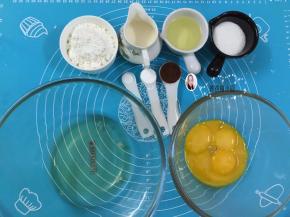 1. 所有材料，分开蛋黄和蛋白，盛放在两个搅拌盆中