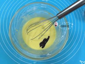 7. 把调成糊状的可可加到蛋黄糊中，搅拌均匀