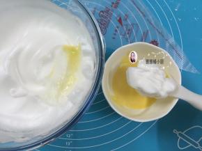 10. 先准备一个小的裱花袋，取2勺的蛋白霜和蛋黄糊，混合均匀，蛋白霜是蛋黄糊的二分之一就好了，太多的话就太稀了