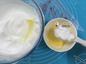 10. 先准备一个小的裱花袋，取2勺的蛋白霜和蛋黄糊，混合均匀，蛋白霜是蛋黄糊的二分之一就好了，太多的话就太稀了