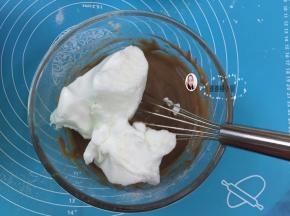 13. 将1/2的蛋白霜倒入蛋黄糊中，用手动打蛋器从盆底由下向上快速翻拌（不习惯用手动打蛋器的朋友请用硅胶刀