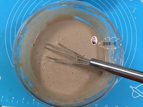 14. 再把先混合好的蛋糊倒进蛋白糊中，翻拌至看不见蛋白霜，拌成粘稠的巧克力酱状态即可，（一定要快速翻，要不也一样会消泡的哦）