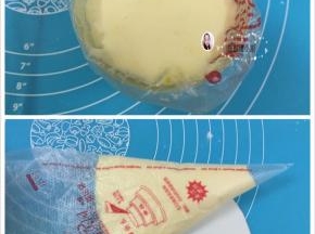 11. 拿一个小杯子把裱花袋套花，这样倒面糊时就可以避免手忙脚乱的，装好的面糊，裱花袋剪一个小口，千万别剪太大哦