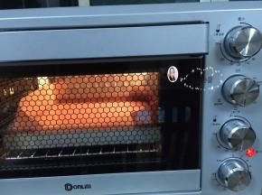 16. 我用的是东菱电器的新烤箱DL-K38E，立方体的烤箱体，因为低火有完美的隔热板所以不怕烤焦