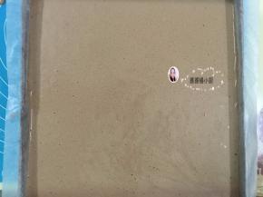 15. 将蛋糕糊倒入模具中，桌面上轻轻震一下，震出气泡，烤箱温度为上下温度170度最下层15分钟