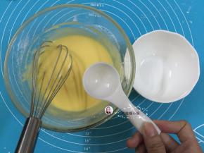 5. 用15ml的勺子，取4勺的蛋黄糊到小碗中