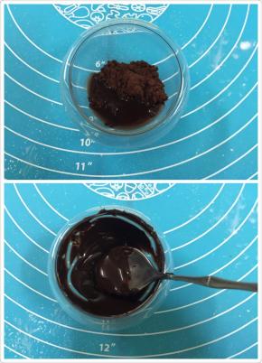 6. 可可粉加少许的水调成糊，备用