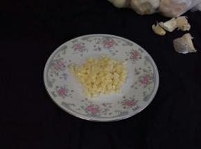 把大蒜切碎