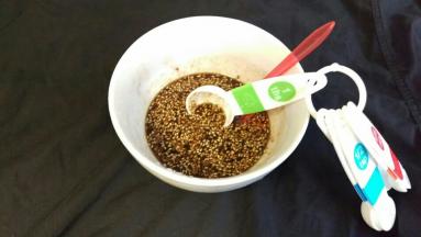 把芝麻煎下，放入料里面。