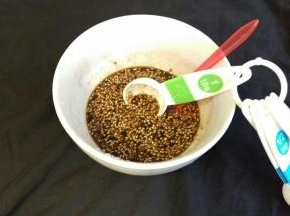 把芝麻煎下，放入料里面。