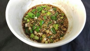 再把葱和蒜加入全部的料里面搅拌均匀。