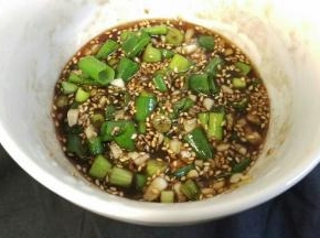 再把葱和蒜加入全部的料里面搅拌均匀。