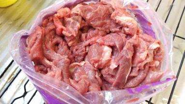 把牛肉切薄片放入密封袋。