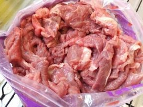 把牛肉切薄片放入密封袋。