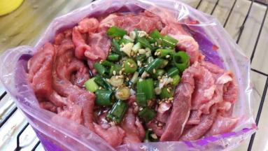 把腌料全部倒入牛肉里面去腌一个晚上。