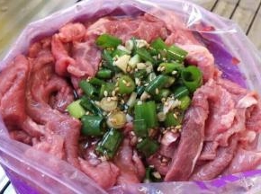 把腌料全部倒入牛肉里面去腌一个晚上。